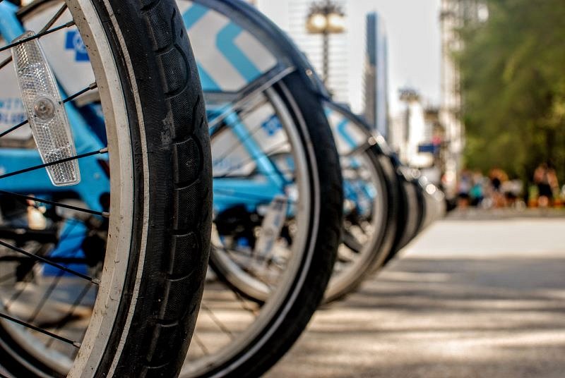 Mieszkańcy polskich miast mogą znowu korzystać z rowerów miejskich